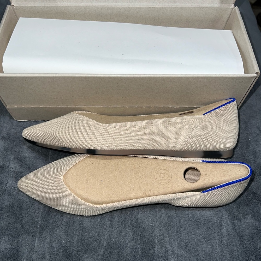 New with box Rothys The Point Ballet Flat in Ecru Size 8
